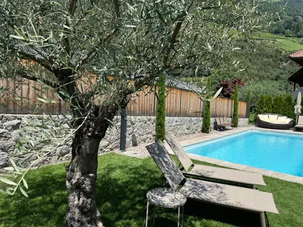 Ferienwohnung mit Garten und Pool in Algund - Ideal für einen Bergurlaub 