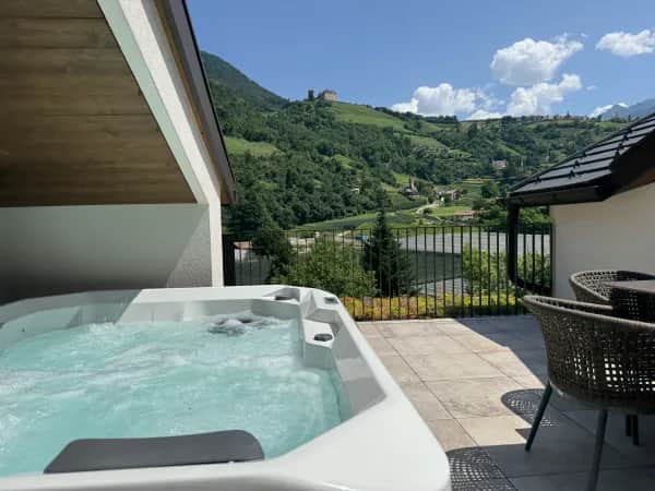 Luxuriöse Unterkunft mit Whirlpool in Algund
