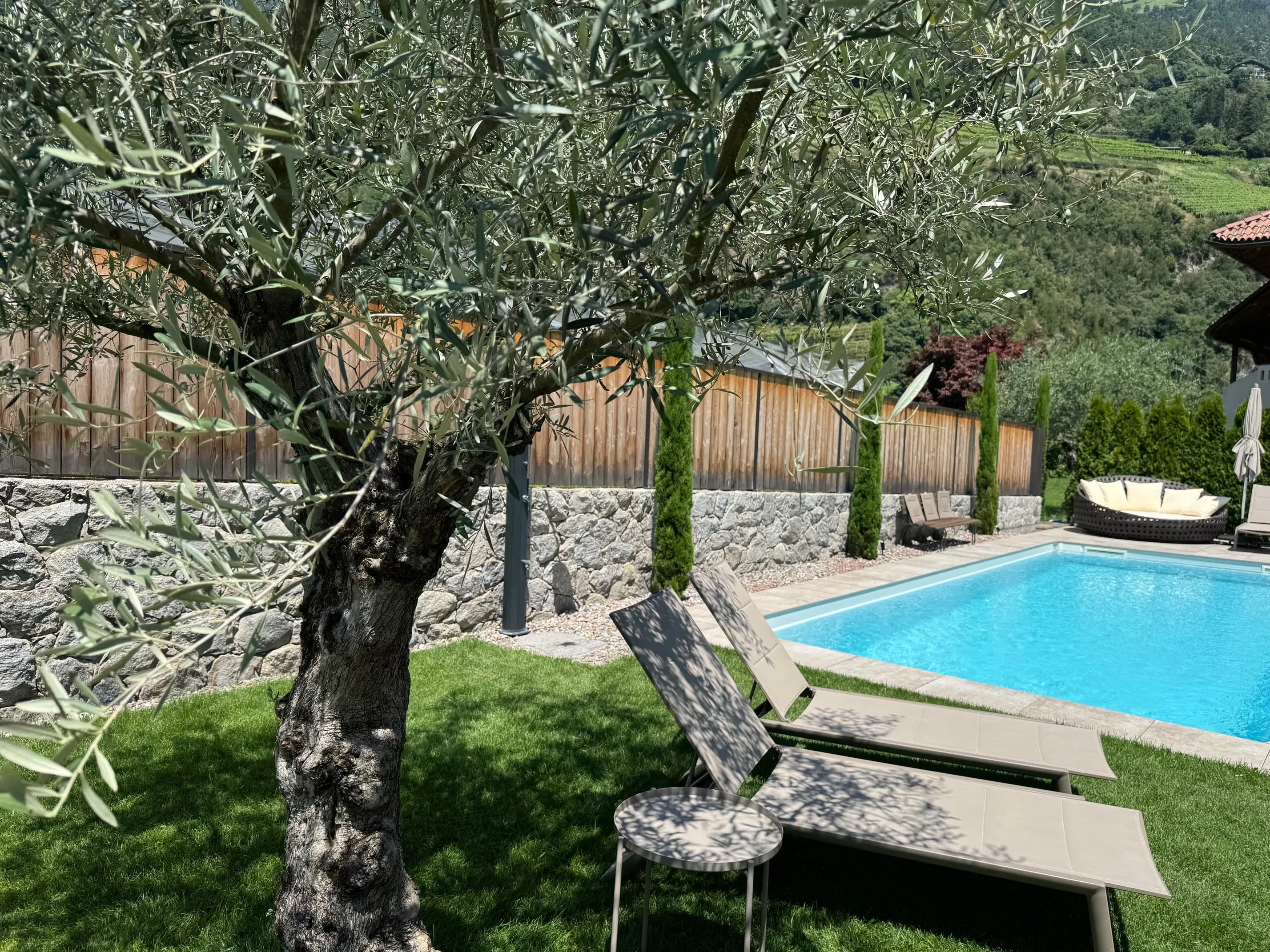 Ferienwohnung mit Garten und Pool in Algund - Ideal für einen Bergurlaub 